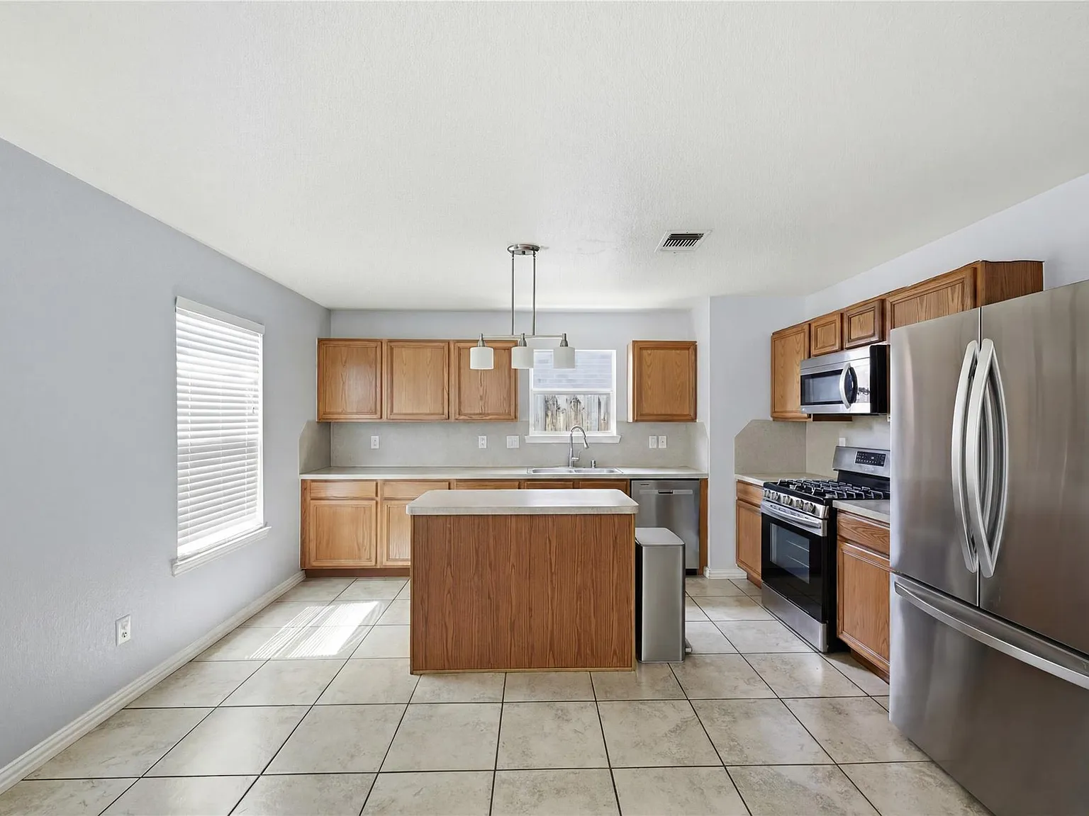 6 bed, 3.0 bath, 3206 sqft, $2,500 — Photo 4