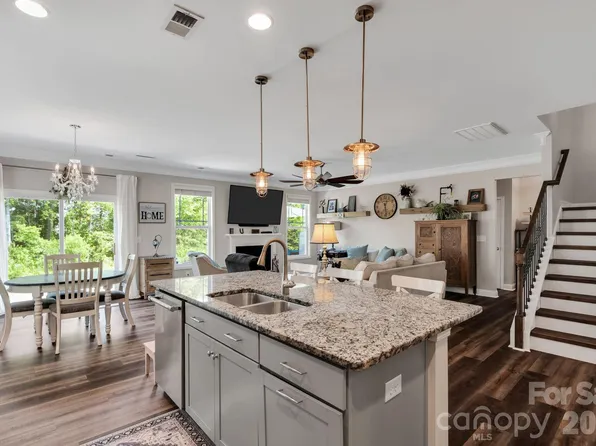 2009 Burton Point Ct, Waxhaw, NC 28173