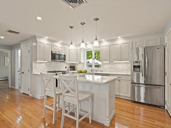 3rd image of 31 Wood Ln
