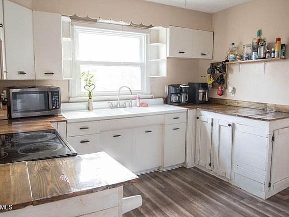 4th image of 521 NE Midlake Dr