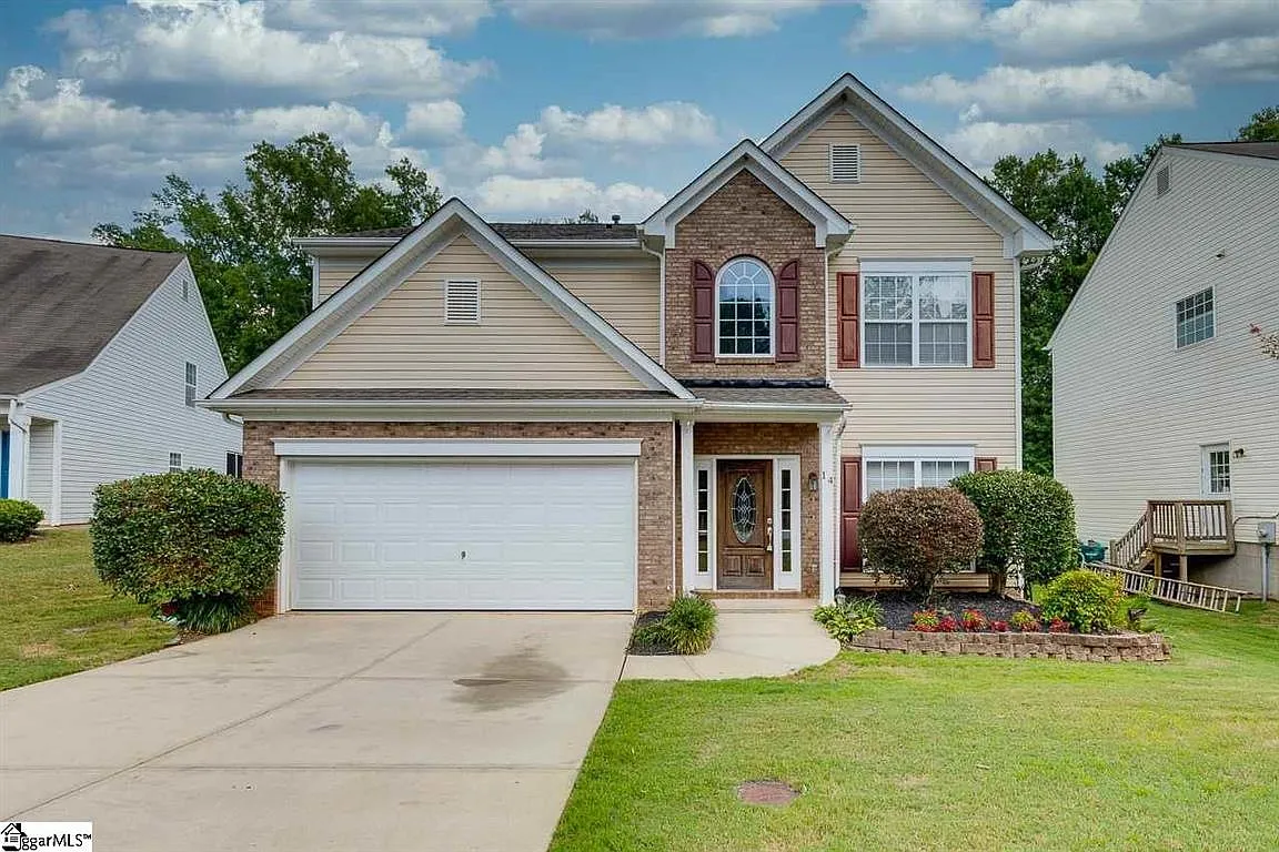 4 bed, 2.5 bath, 2346 sqft, $2,500 — Photo 1