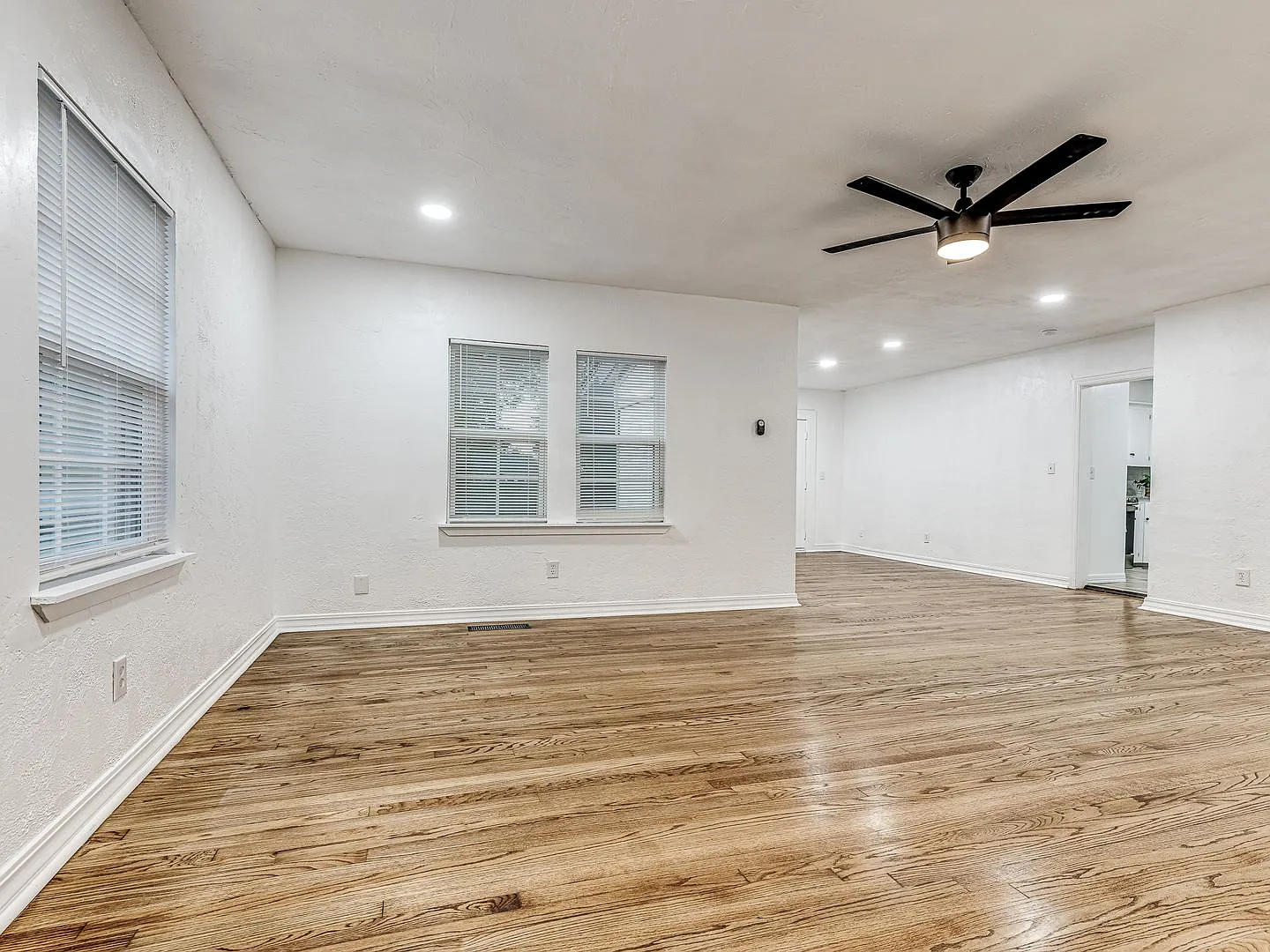 Charming Central Okc/Venice Neighborhood Home / 3 Bed/2 Bath / Refrigerator/ W&D Included / Detac... — Photo 3