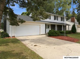 109 Lakeview Dr, Mason City, IA 50401