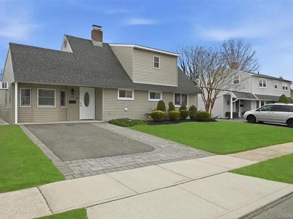 57 Cobalt Lane, Westbury, NY 11590