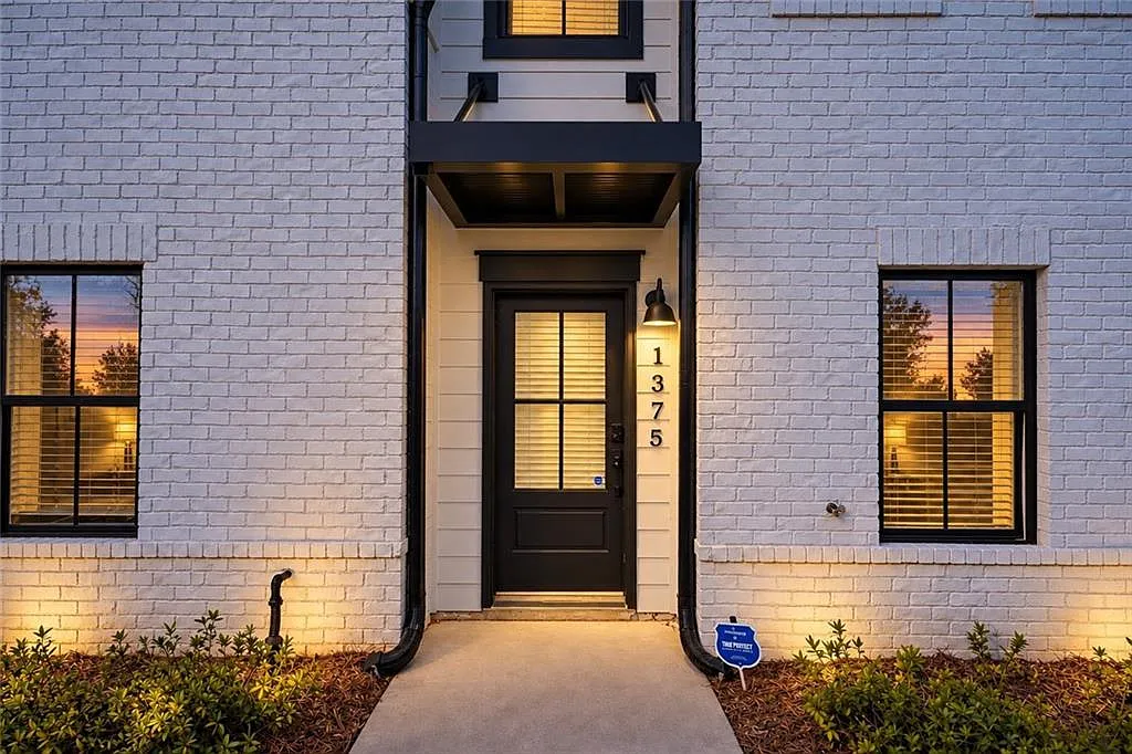 3 bed, 3.5 bath, 2550 sqft, $3,150 — Photo 2