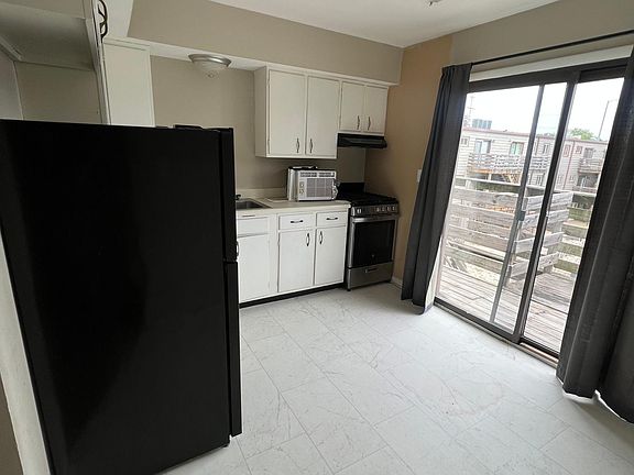 3rd image of 3623 N Sterling Ave APT C6