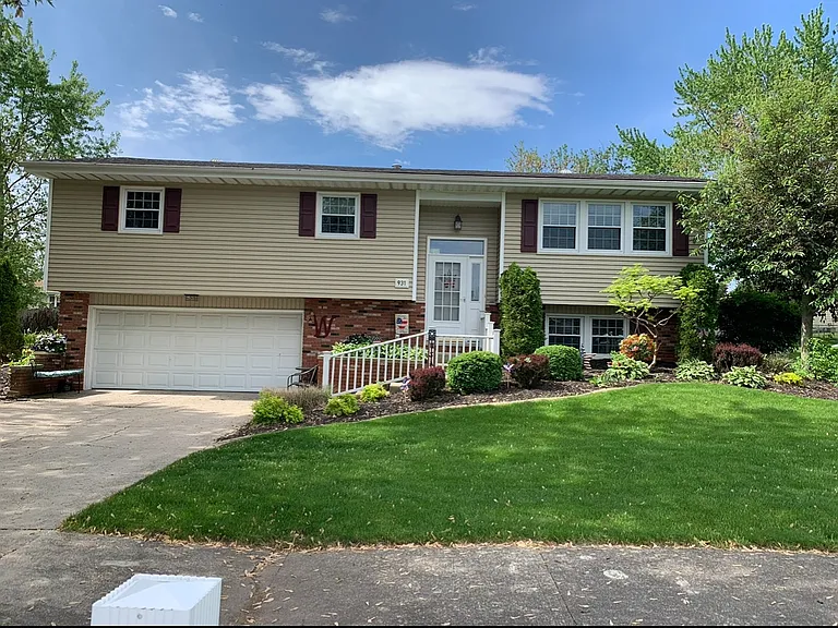 931 Iroquois Dr — Photo 1