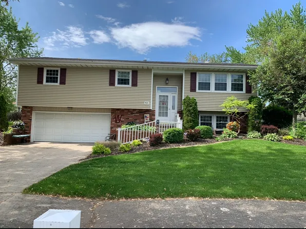 931 Iroquois Dr, Crown Point, IN 46307