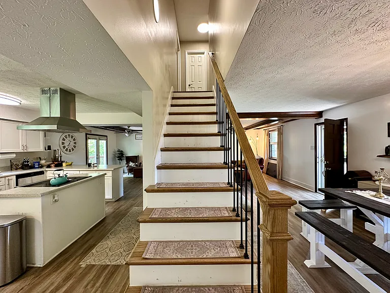 10117 Wolf Den Ln — Photo 9