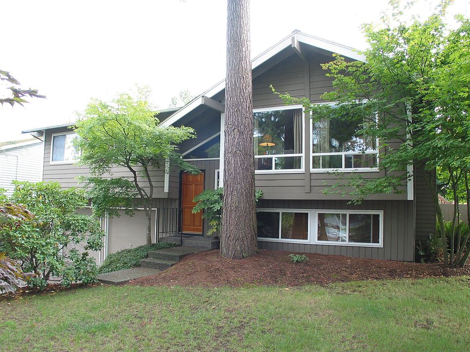 Private corner lot