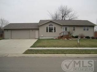 950 Saxton Dr, Huron, SD 57350