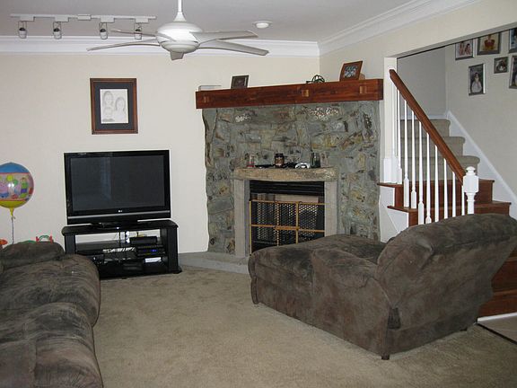 Stone FP accents Living area