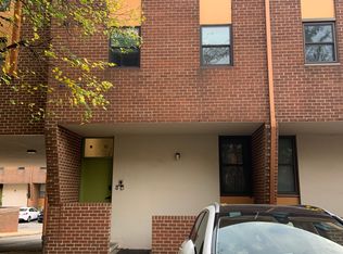 13 Hamilton Cir, Philadelphia, PA 19130