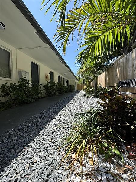 1st image of 812 NE 17th St APT 1