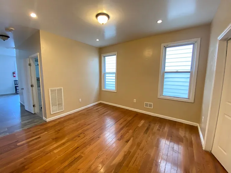 186 Oakwood Pl — Photo 2
