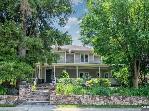 35 Jane St, Closter, NJ 07624