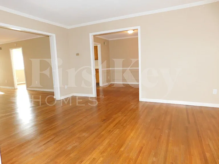 6135 Haddington Dr — Photo 3