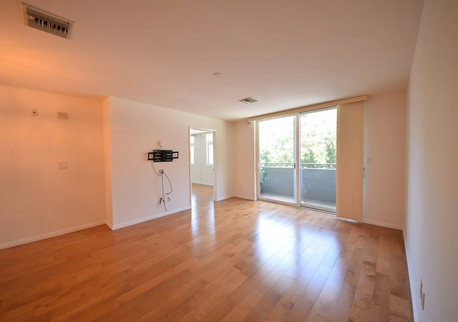 Ample 2 Bed 2 Bath in the Heart of West Los Angeles — Photo 3
