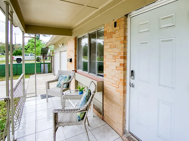 Great PadSplit with comfortable outside sitting area