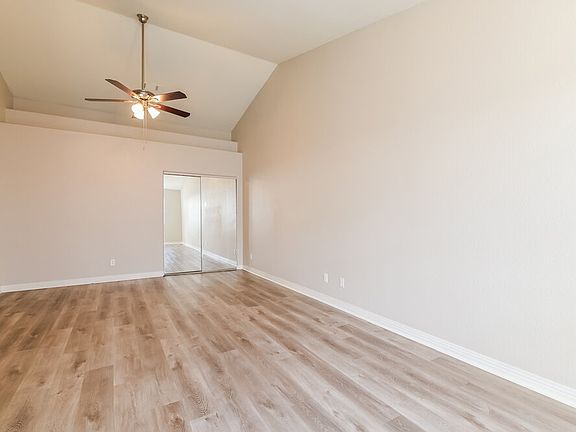 5th image of 827 Harbor Beach Ct