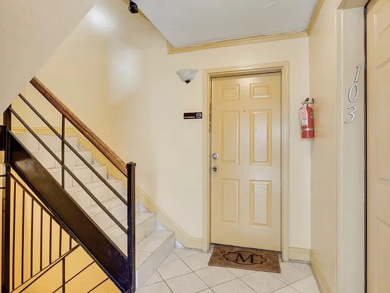 914 Barnaby St SE #103 — Photo 2