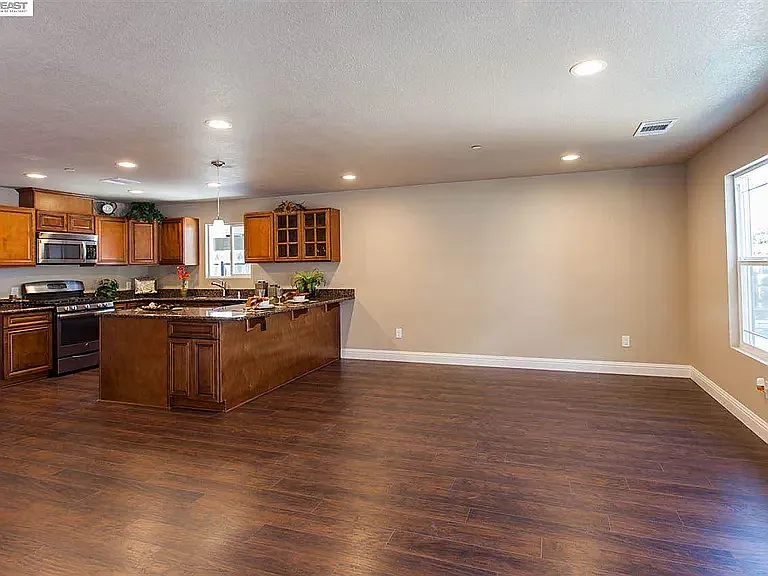 1529 Mitchell Ave — Photo 3