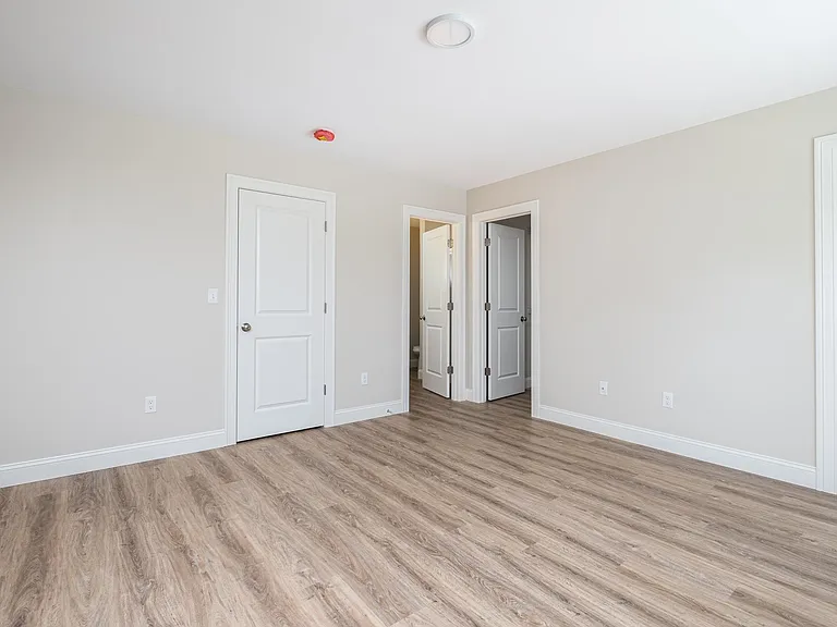 8 Edgewater Cir #8 — Photo 13