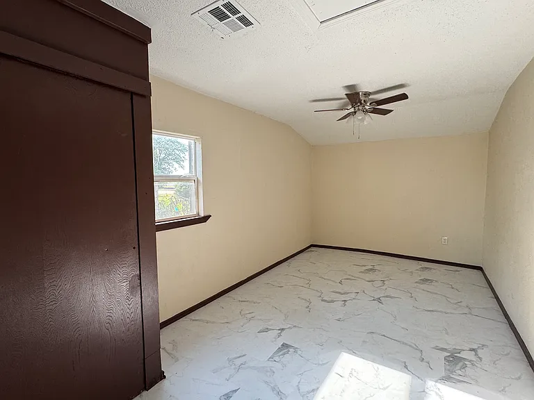 607 W Poplar St — Photo 7
