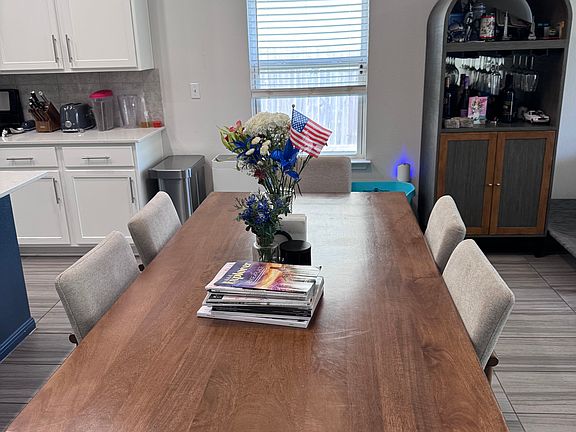 Open floor plan dining room & kitchen
