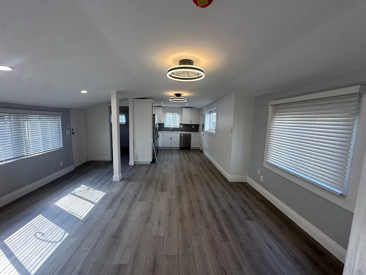 Building Photo - 3778