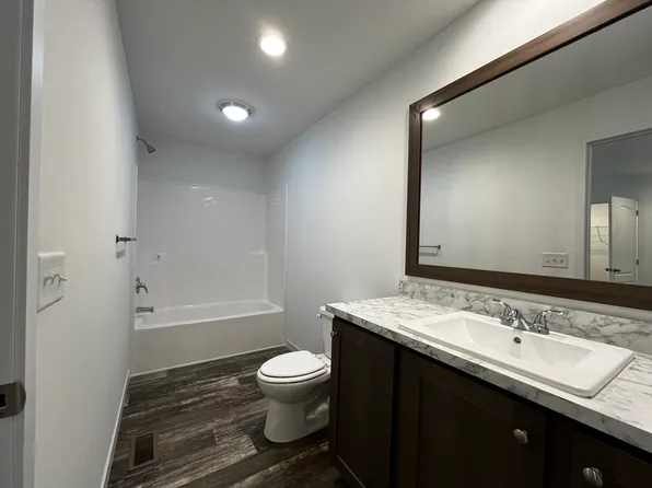 1 Peach St #Pea01, Olmsted Falls, OH 44138