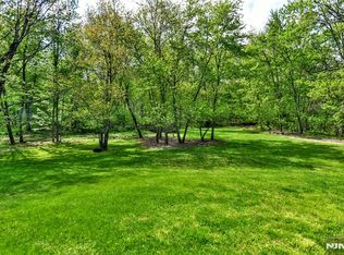 962 Arapaho Trl, Franklin Lakes, NJ 07417