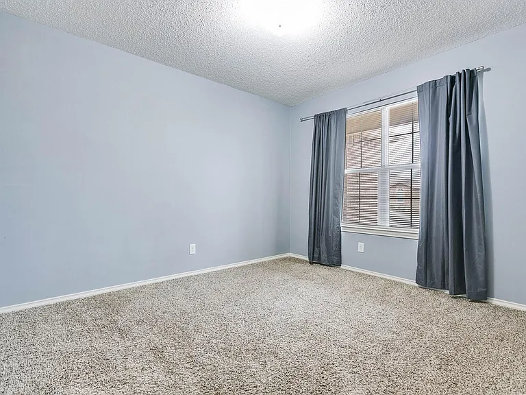 1221 Elmo Ln — Photo 32