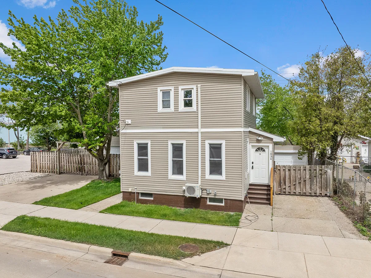 1836 Lakeshore Drive - 2 — Photo 2