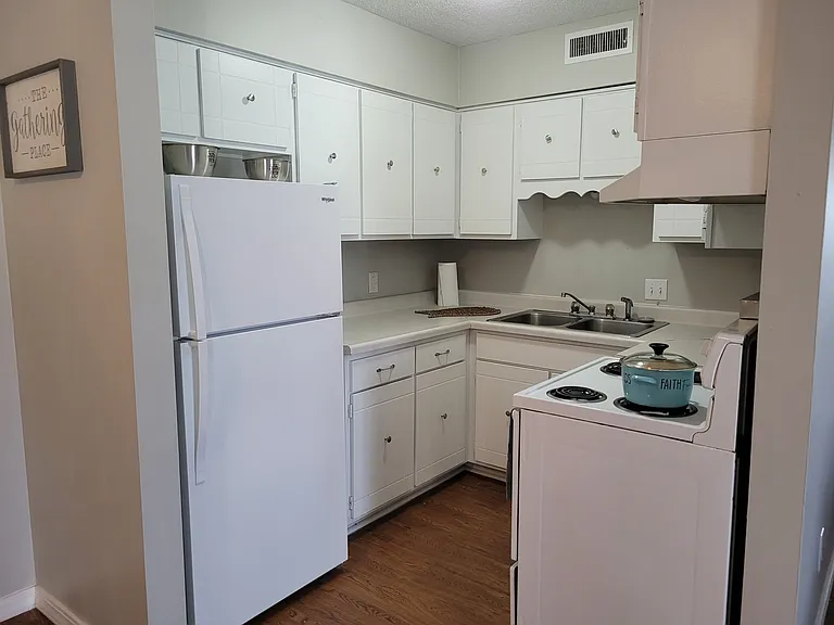 1215 N Main St #9 — Photo 2