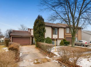 30W125 Lindenwood Dr, Warrenville, IL 60555