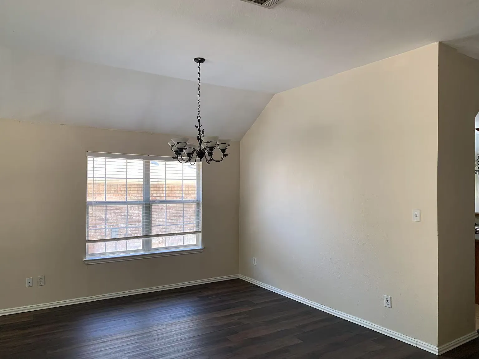 3 bed, 2157 sqft, $2,350 — Photo 4