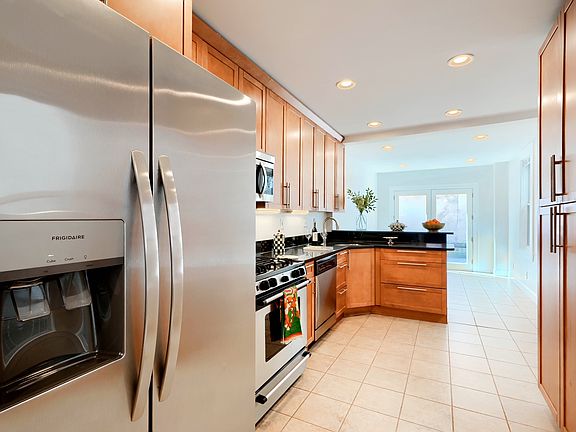 4th image of 1026 Riverside Ave