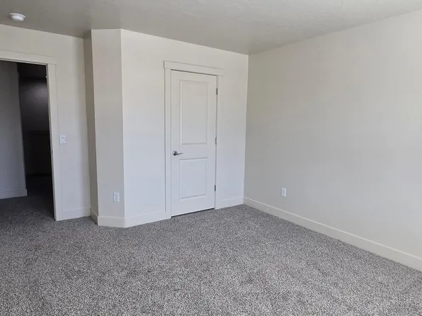 411 N Sage Crest Dr, Washington, UT 84780