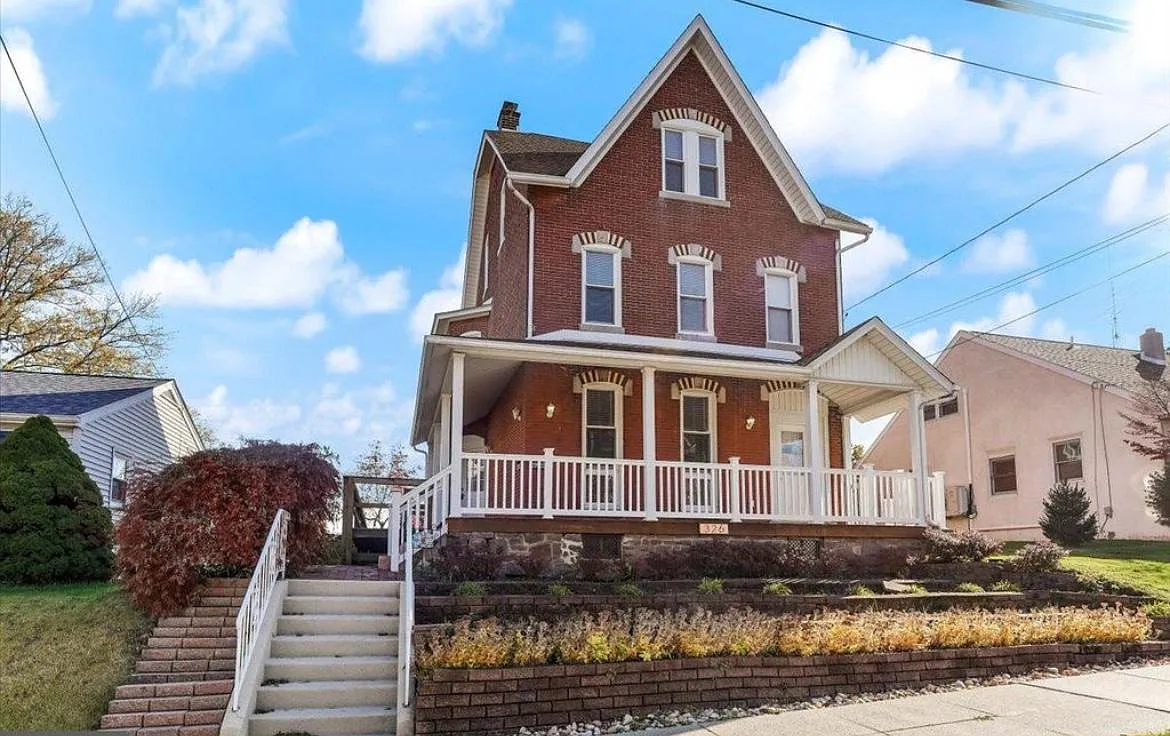 326 Walnut St — Photo 1