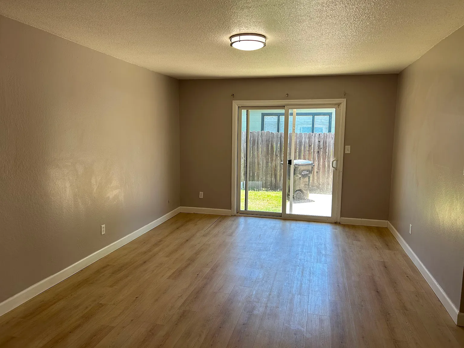 3 bed, 1200 sqft, $2,600 — Photo 3