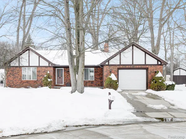 1842 Drawbridge Ct, Marysville, MI 48040