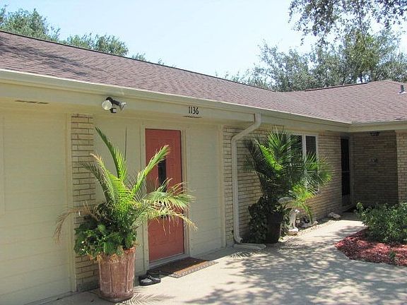 3rd image of 1136 Pine Ave