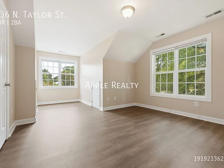 836 N Taylor St — Photo 13