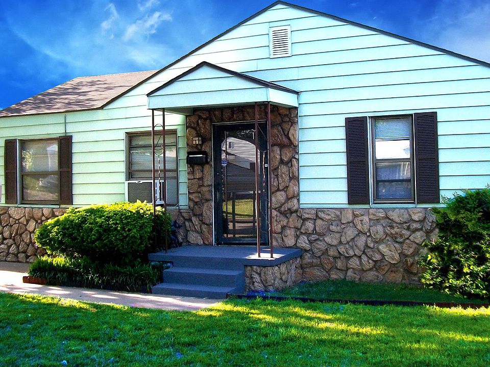 Cute house in terrific location!