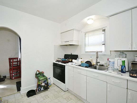 5th image of 300 Sherman Ave #3