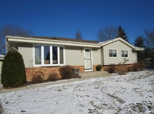 7463 S Highfield Ct, Oak Creek, WI 53154