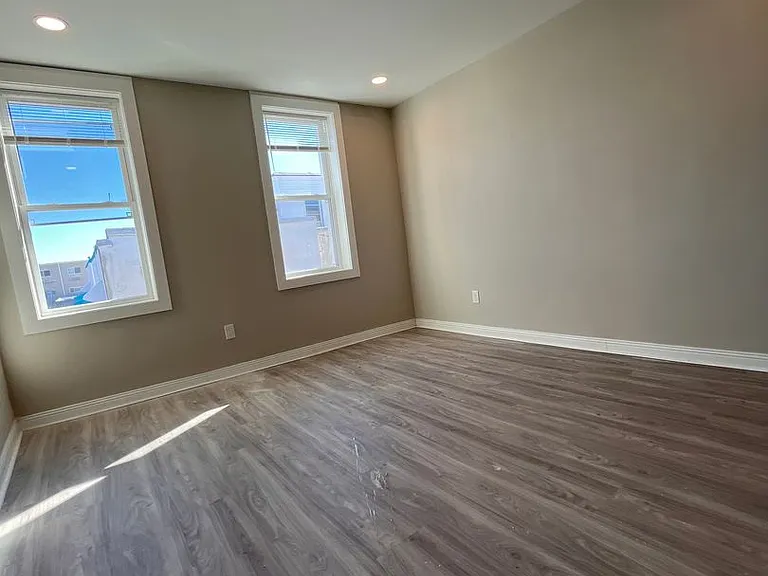 101 S Victoria Ave — Photo 11