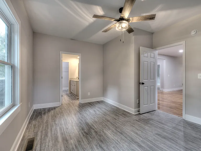 308 Douglas St — Photo 14