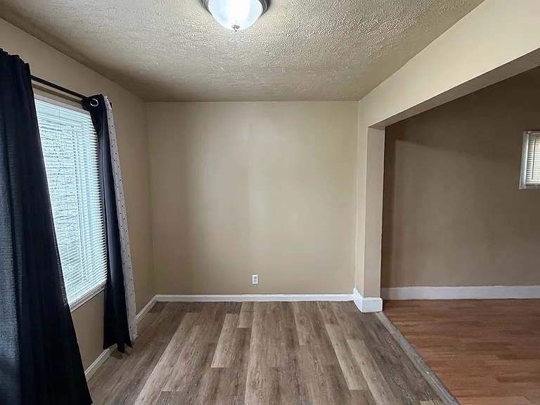 10604 Parkview Ave — Photo 6